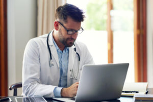 Para ajudar a transformar a gestão da sua clínica ou consultório, neste blog post vamos trazer 5 vantagens essenciais para você contratar um software de gestão médica para seu negócio em saúde.